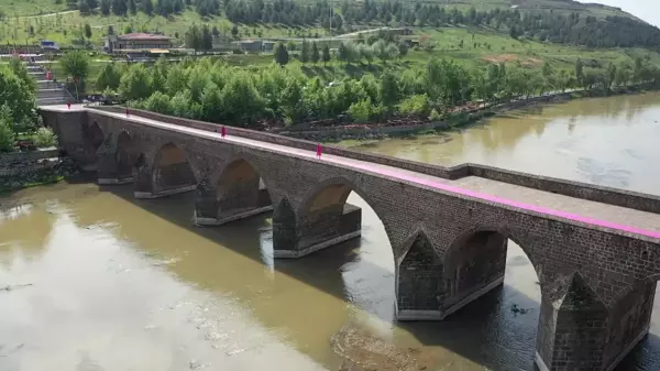 Diyarbakır'ın Tarihi Mekanlarında Ünlü Mankenlerle Defile