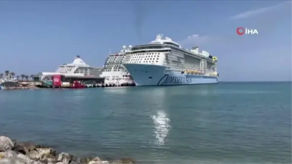 Kuşadası, Türkiye limanlarına gelen en büyük yolcu gemisi Odyssey of the Seas'i ağırladı