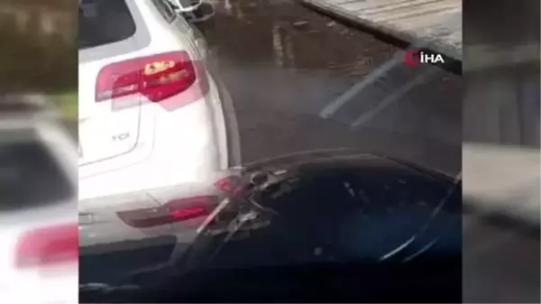 Su borusu patladı, yollar göle döndü