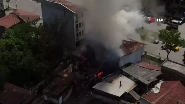 Madde bağımlıları tarafından yakıldığı düşünülen ahşap bina, alev alev yandı