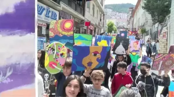 Öğrenciler heykel ve resimlerini ellerinde taşıyarak meydanda sergiledi