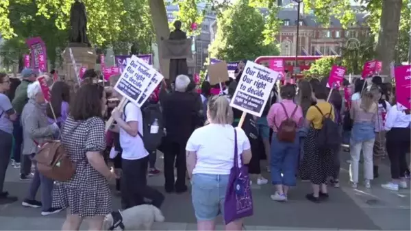 İngiltere'de kadınlar ABD'deki kürtaj yasasını protesto etti