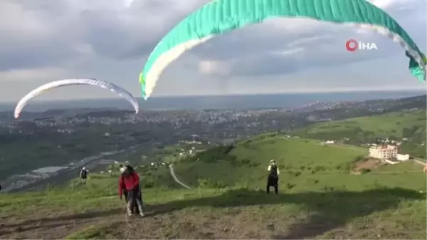 Paraşütçüler gökyüzünü Türk bayraklarıyla süsledi