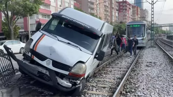 Alkollü olduğu öne sürülen sürücünün kullandığı araç tramvay yoluna girdi