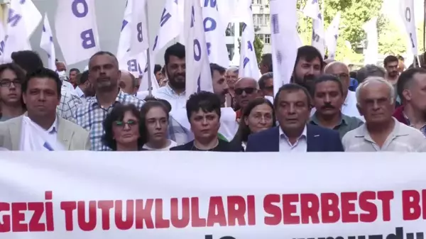 İzmir'de Mimar ve Mühendislerden 'Gezi Davası' Protestosu