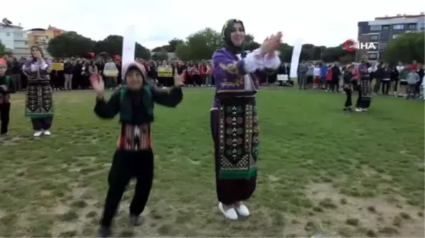 Balıkesir'de anne çocuk halk oyunları ekibi gösteri yaptı