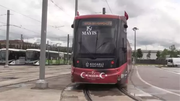 Tramvaya binen müzisyenler, gençlerle 19 Mayıs'ı kutladı