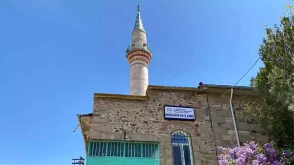 Namaz kılmak için köylüler her gün 1 kilometre yol yürüyorlar