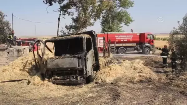 Alev alan saman yüklü kamyon kullanılamaz hale geldi