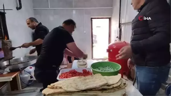 Çocukluğunda öğrenim gördüğü okuldaki tüm öğrencilere et döner ikram etti