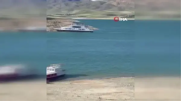 Pertek'te fırtına feribotu sürükledi