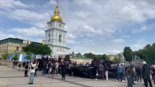 Ukrayna'da vurulan Rus tankları ve askeri malzemeler kent meydanında sergileniyor