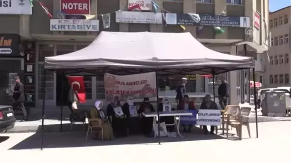 Çocukları PKK'lı teröristlerce kaçırılan aileler HDP önündeki eylemlerini sürdürdü