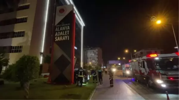 Alanya'da adliye tabelasına çarpan aracın sürücüsü yaralandı