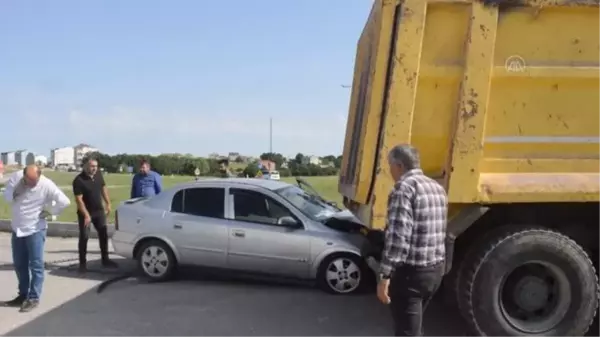 Kamyona arkadan çarpan otomobilin sürücüsü yaralandı