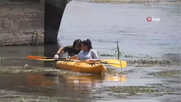 Çevreci gençler kano ile Tunca Nehri'ndeki çöpleri topladı