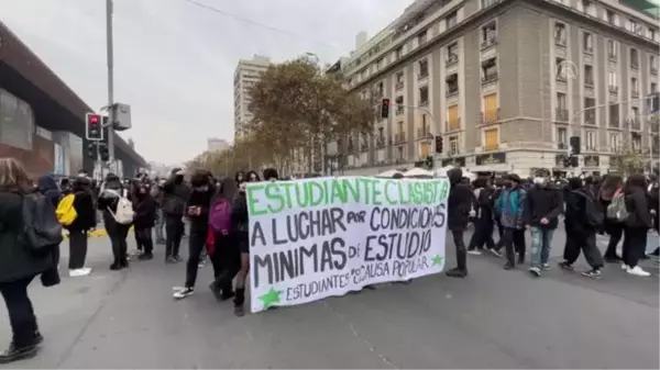 Şili'de öğrenciler protesto düzenledi