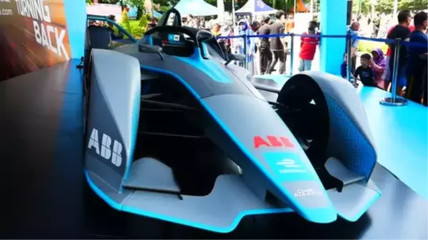 Formula E araçlarının kopyaları yarışma öncesi Cakarta'da sergilendi