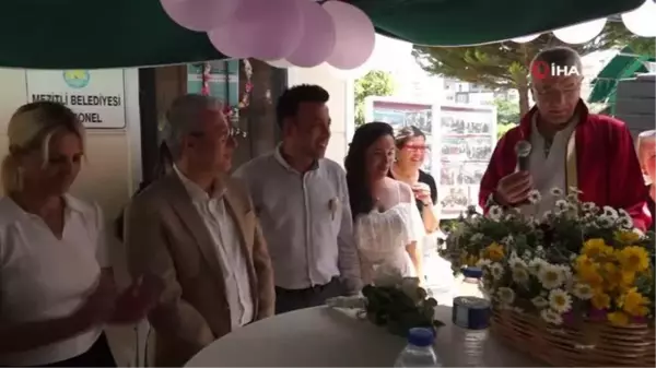 Annelerinin tezgah açtığı pazarda nikah kıydırdılar