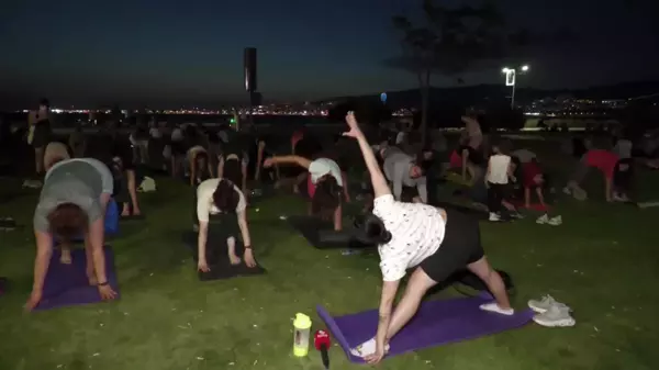 İzmir'de Kadınlardan 'Yoga Yasağı' Protestosu