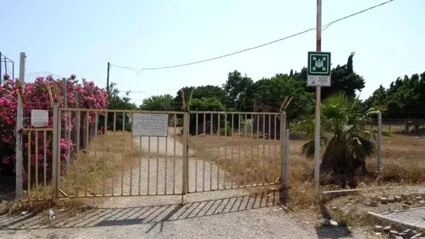 Gençler saha bulamazken terk edilen stadı kurumuş ot ve dikenler kapladı