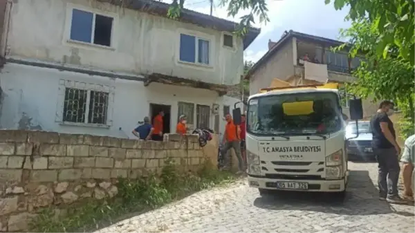 Kötü koku yayılan evden 2 kamyon çöp çıktı