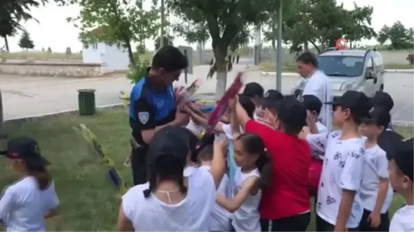 Köy okulu öğrencileri polislerle uçurtma uçurdu