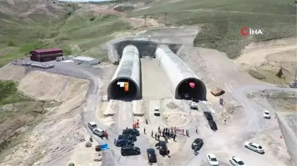 Vali Şimşek, yapımı tamamlanma aşamasına gelen Yağdonduran tünelini kendi kullandığı makam aracıyla geçti