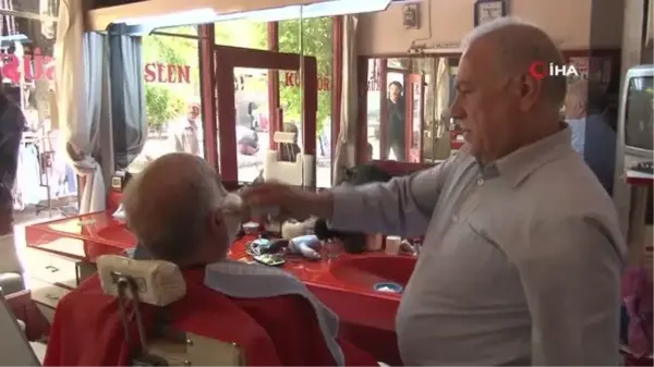 Ailesi maddi imkansızlıklar nedeni ile okutamadı... 50 yıldır makas sallayarak çocuğunu avukat yaptı