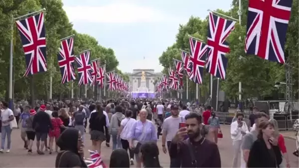 İngiltere Kraliçesi 2. Elizabeth'in tahta çıkışının 70. yılı kutlanıyor (3)