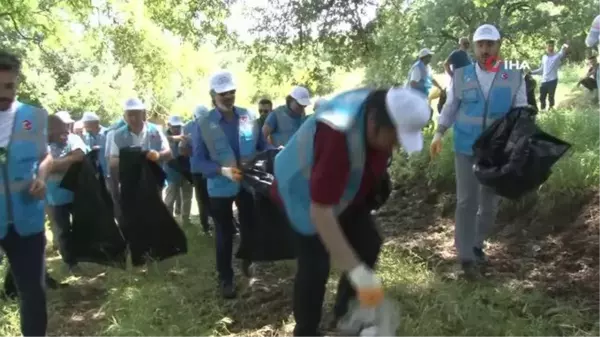 Başkan Tanır, gönüllülerle birlikte çöp topladı