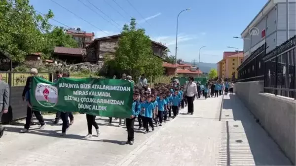 Domaniç'te öğrenciler çevre için vatandaşlardan 