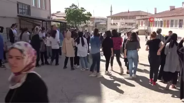 Elazığ'da LGS heyecanı başladı, öğrenciler içeride aileler dışarıda ter döktü