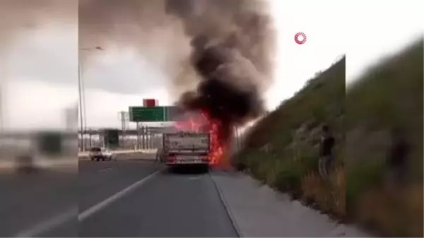 Kuzey Marmara Otoyolu'nda seyir halindeki tır alev alev yandı