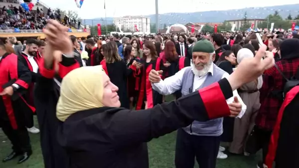 Mezuniyet töreninde gençlere taş çıkarttı