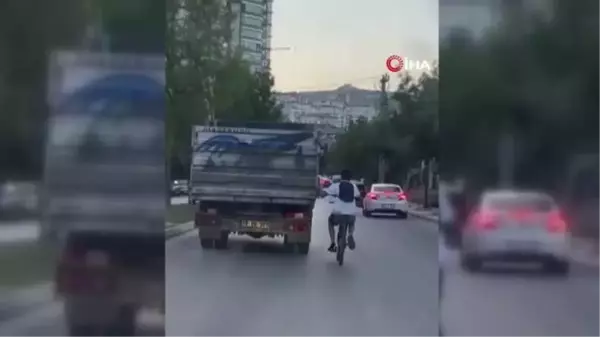 Bisikletli gencin trafikteki tehlikeli yolculuğu kamerada