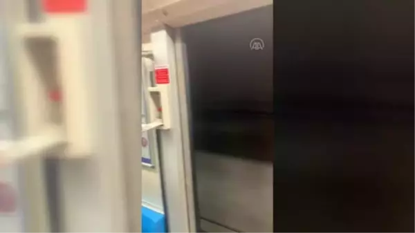 İstanbul'da metro, kapısı açık şekilde seferine devam etti