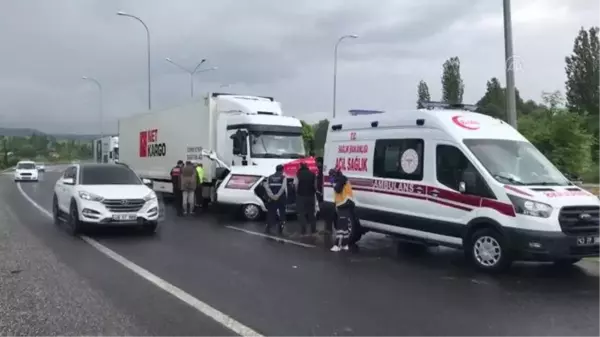 Tırla çarpışan otomobildeki 1 kişi öldü, 2 kişi yaralandı