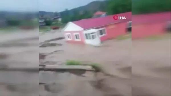 Tokat'ta dolu yağışı...Yollar göle döndü, tarım arazileri sular altında kaldı