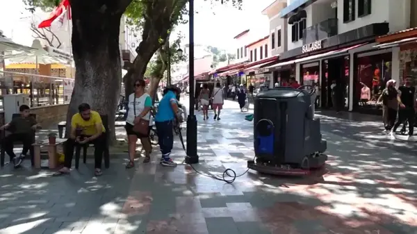 Kuşadası Belediyesi'nden Hijyen ve Dezenfeksiyon Çalışması