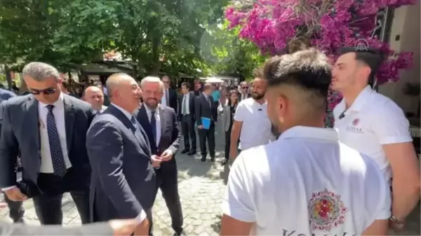 Bakan Çavuşoğlu, Prizren'de vatandaşlarla sohbet etti