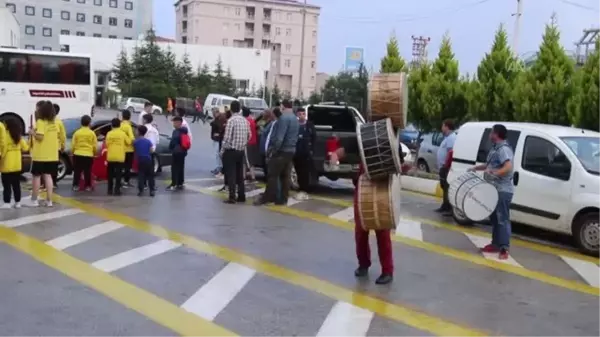 Avrupa şampiyonu karateci Süleyman Aydemir, davul zurnayla karşılandı