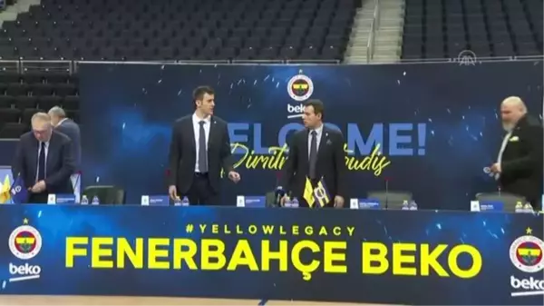 Fenerbahçe Beko'da başantrenörlüğe getirilen Itoudis için imza töreni düzenlendi