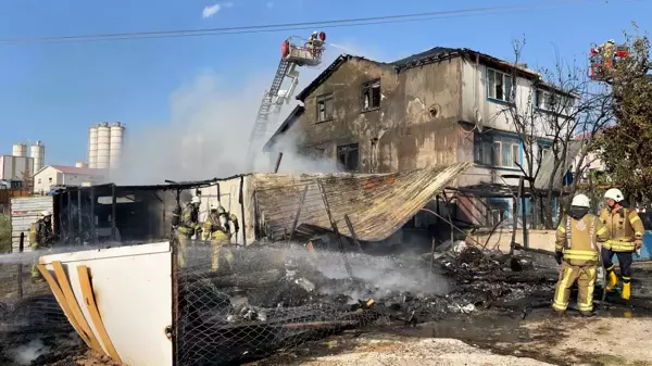 Son dakika haber... Tuzla'da hediyelik eşya atölyesinde çıkan yangın söndürüldü