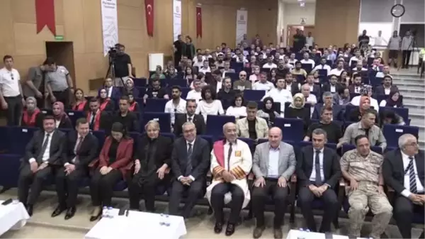 Mezun olan üniversite öğrencileri törenle diplomalarını aldı