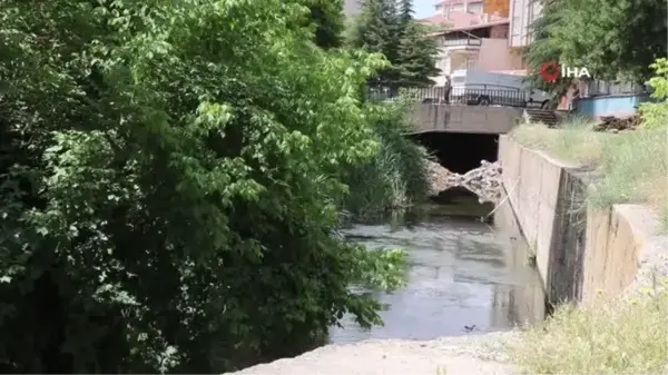 Kırşehir Belediyesi, çalışmalarda çıkarılan molozları Kılıçözlü Deresi'ne attı