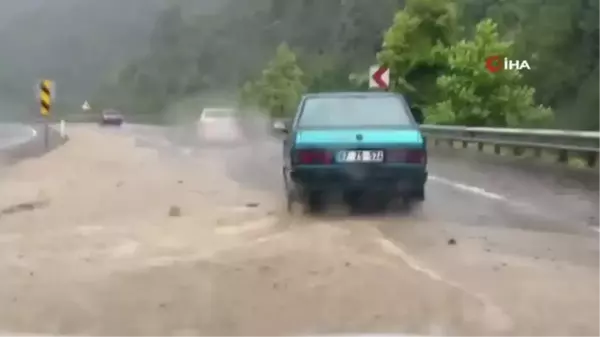 Çaydamar Deresi taşma noktasına geldi...Yoğun yağış sonrası yollar göle döndü, sürücüler zor anlar yaşadı