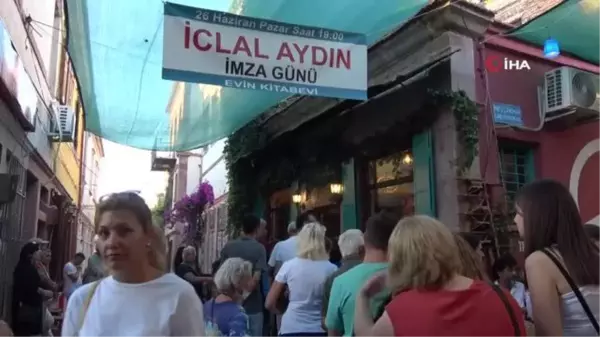 Ünlü oyuncu ve yazar İclal Aydın'ın imza gününe yoğun ilgi