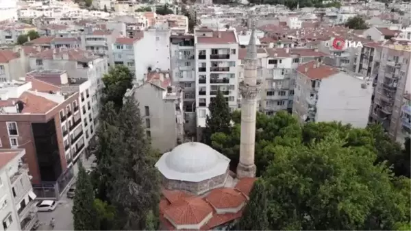 Tarihe meydan okuyan cami rutubete yenik düşüyor