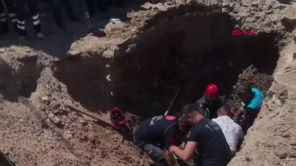 Mesai arkadaşları, göçükteki işçiye ulaşmak için elleriyle toprak kazdı